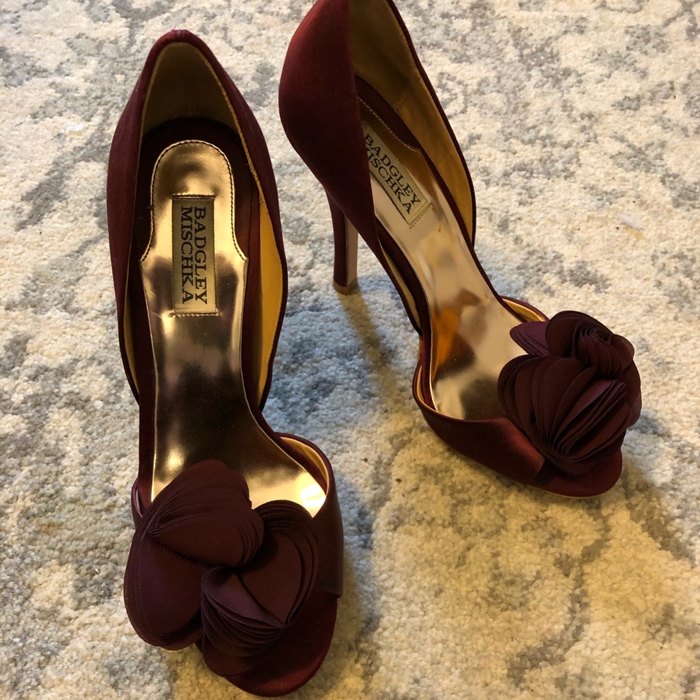 Wine Badgley Mischka satin peep toe w flower